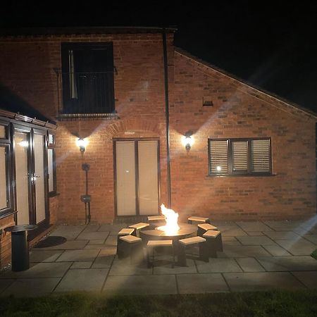 The Coach House Villa Birmingham Bagian luar foto